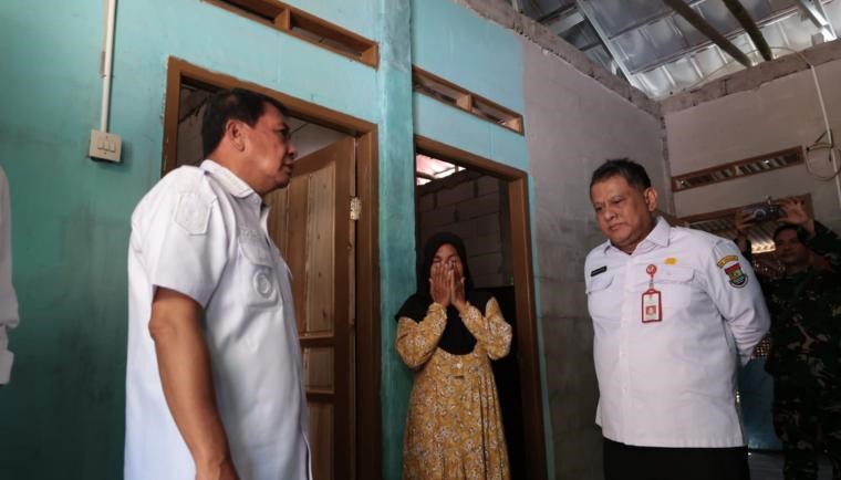 Bupati Tangerang Moch. Maesyal Rasyid meninjau pelaksanaan Program Rumah Tidak Layak Huni (RTLH) di Kecamatan Tigaraksa, Rabu (15/7/2026). Foto : Humas Pemkab Tangerang