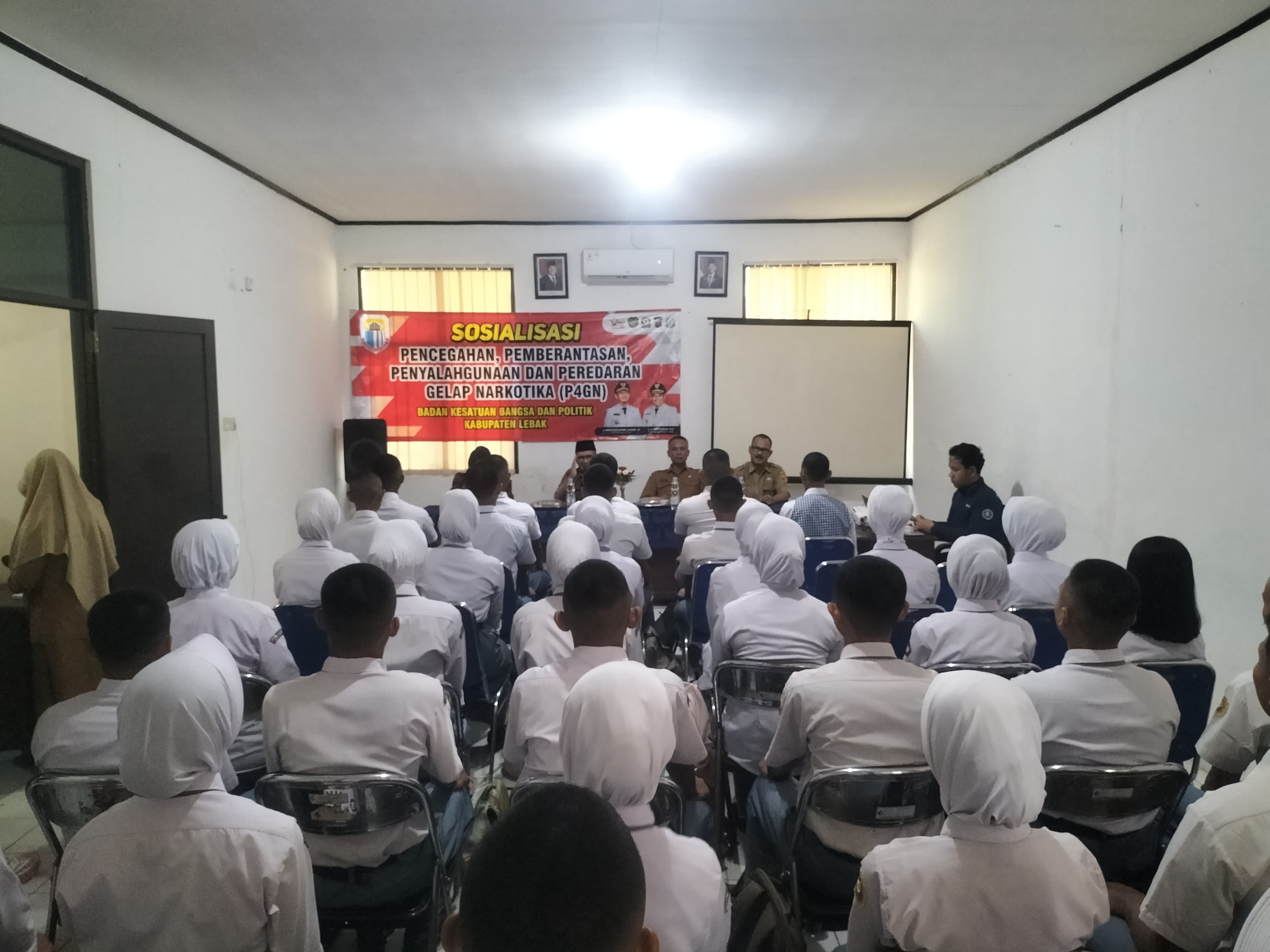 TES URINE. BNN Provinsi Banten, sedang melakukan sosialisasi dan tes urine terhadap calon Paskibraka Kabupaten Lebak, di Aula Kesbangpol Lebak, Selasa (7/7). (ISTIMEWA)