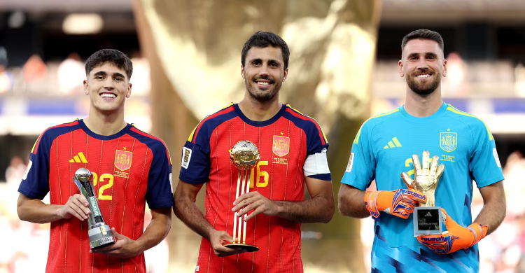 Punggawa Spanyol yang menerima penghargaan Pau Cubarsi, Rodri dan Unai Simon. (Foto : FIFA)