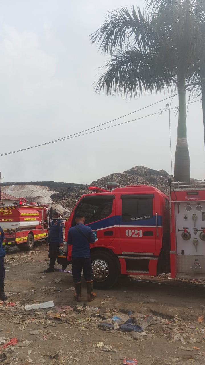 Damkar Tangsel bantu memadamkan kebakaran di TPA Jatiwaringin. Foto : Ist