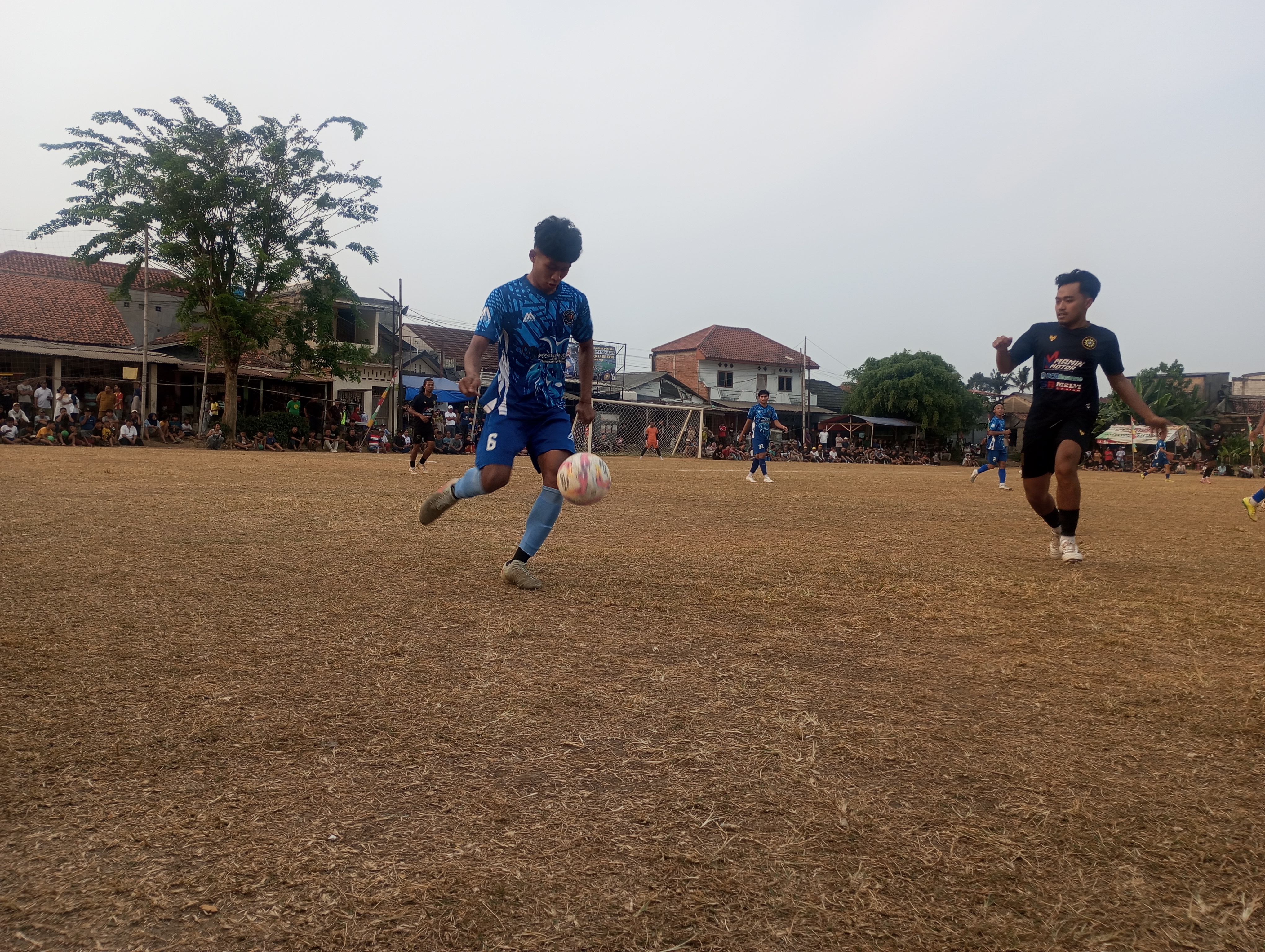 Faris (kiri), pemain muda Denis FC yang berposisi bek kanan tampil lugas dan matang pada laga lawan Fajar Allstar, Selasa (28/07/2026).(tangselpos.id)