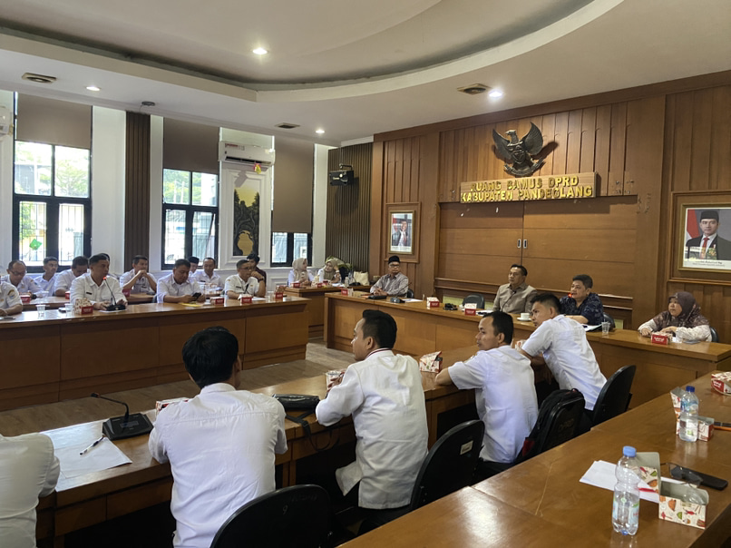 AUDIENSI. Pihak DPRD Pandeglang bersama jajaran dari Pemkab Pandeglang, sedang melakukan audiensi dengan puluhan PPPK Paruh Waktu, di Ruang Bamus DPRD Pandeglang, Rabu (15/7). (NIPAL SUTIANA/TANGSEL POS)