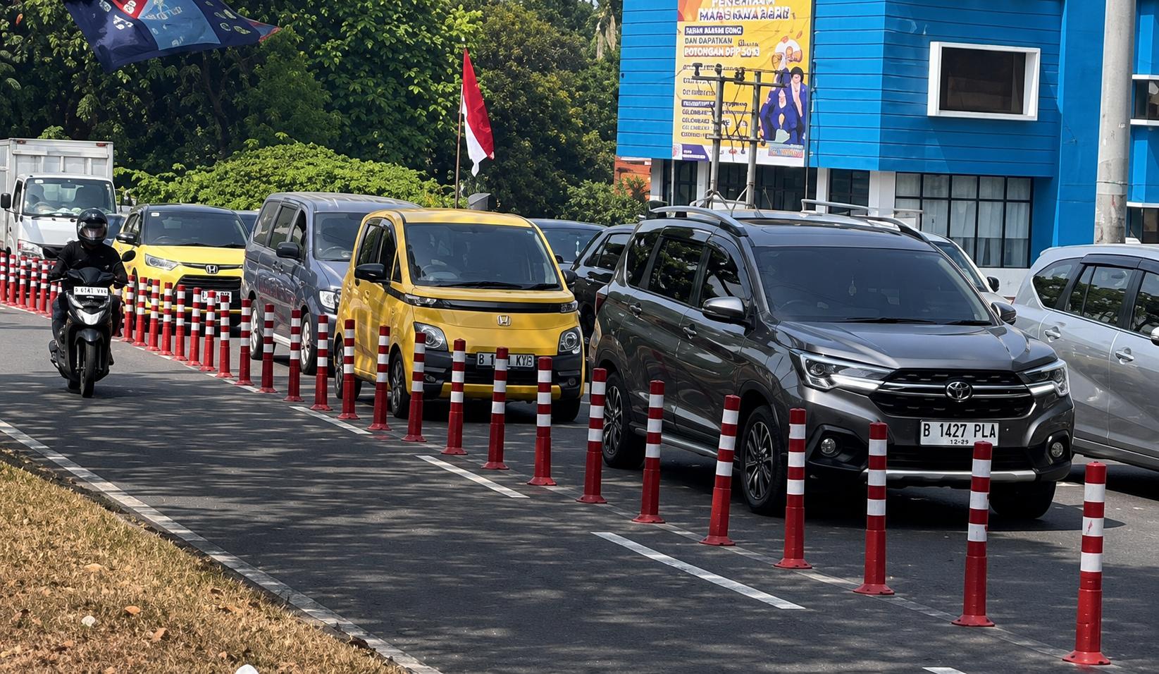 ARUS LALULINTAS - Suasana pemasangan Stick Cone di Rawa Buntu, Serpong yang tuai sorotan banyak pihak.