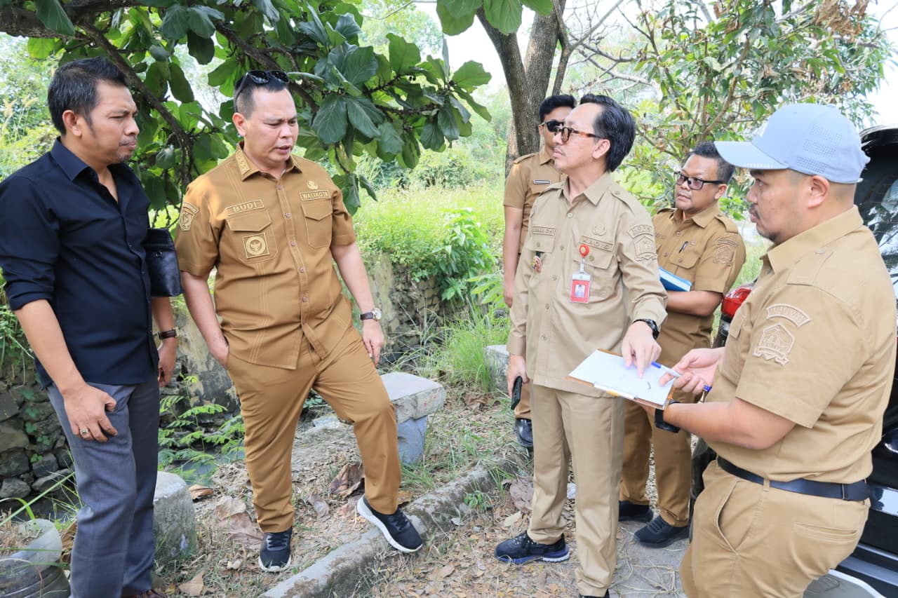 Wali Kota Serang, Budi Rustandi, saat meninjau kawasan Perumahan Permata Hijau didampingi Kepala Dinas Perumahan Rakyat dan Kawasan Permukiman (DPRKP) Kota Serang, Ibra M. Gholibi, Senin (20/7/2026).(Istimewa)