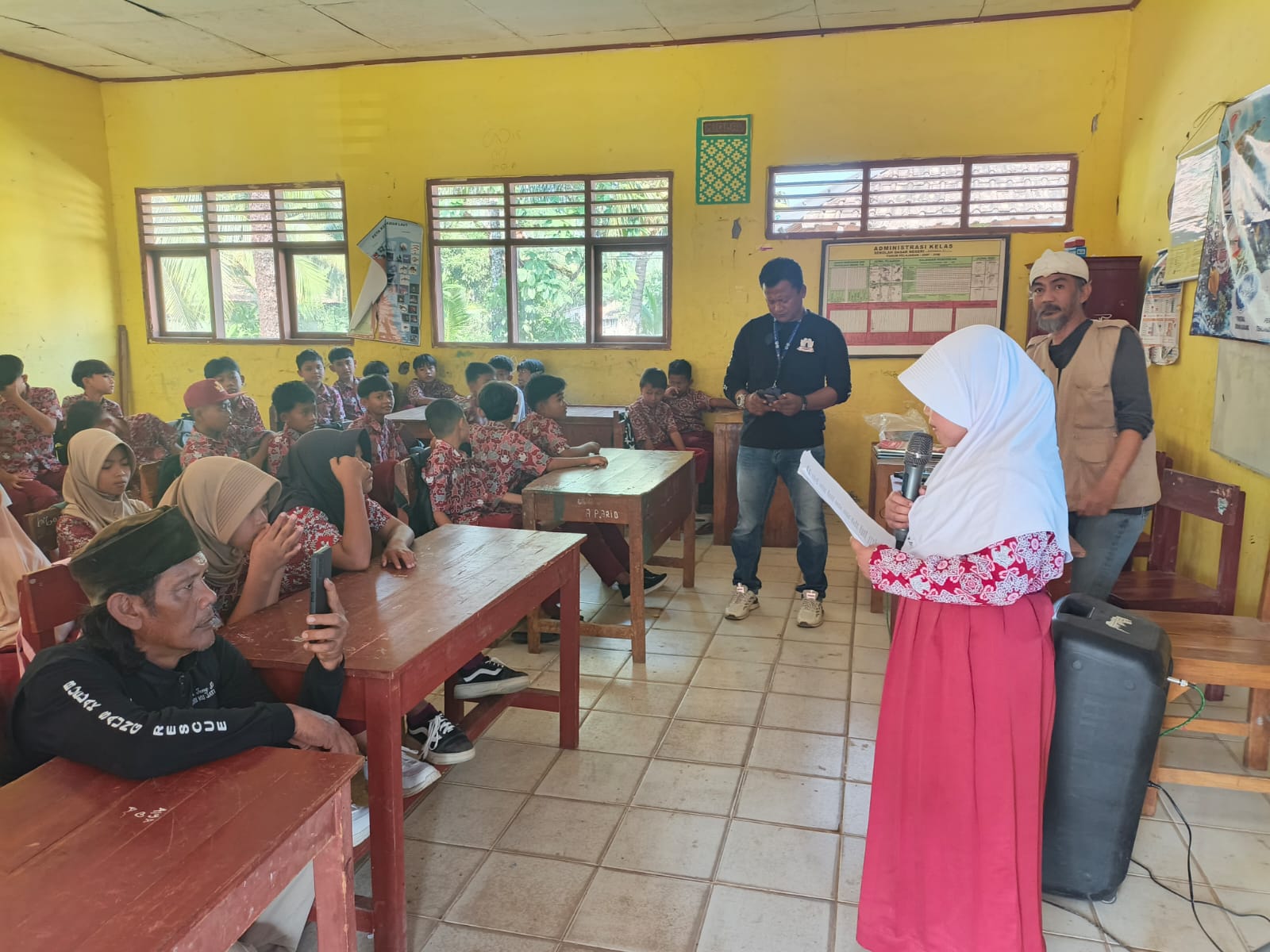 Siswa SDN Banyuasih 1 mengikuti edukasi pelestarian terumbu karang di sela MPLS di sekolah tersebut, Rabu (15/7/2026).(Istimewa)