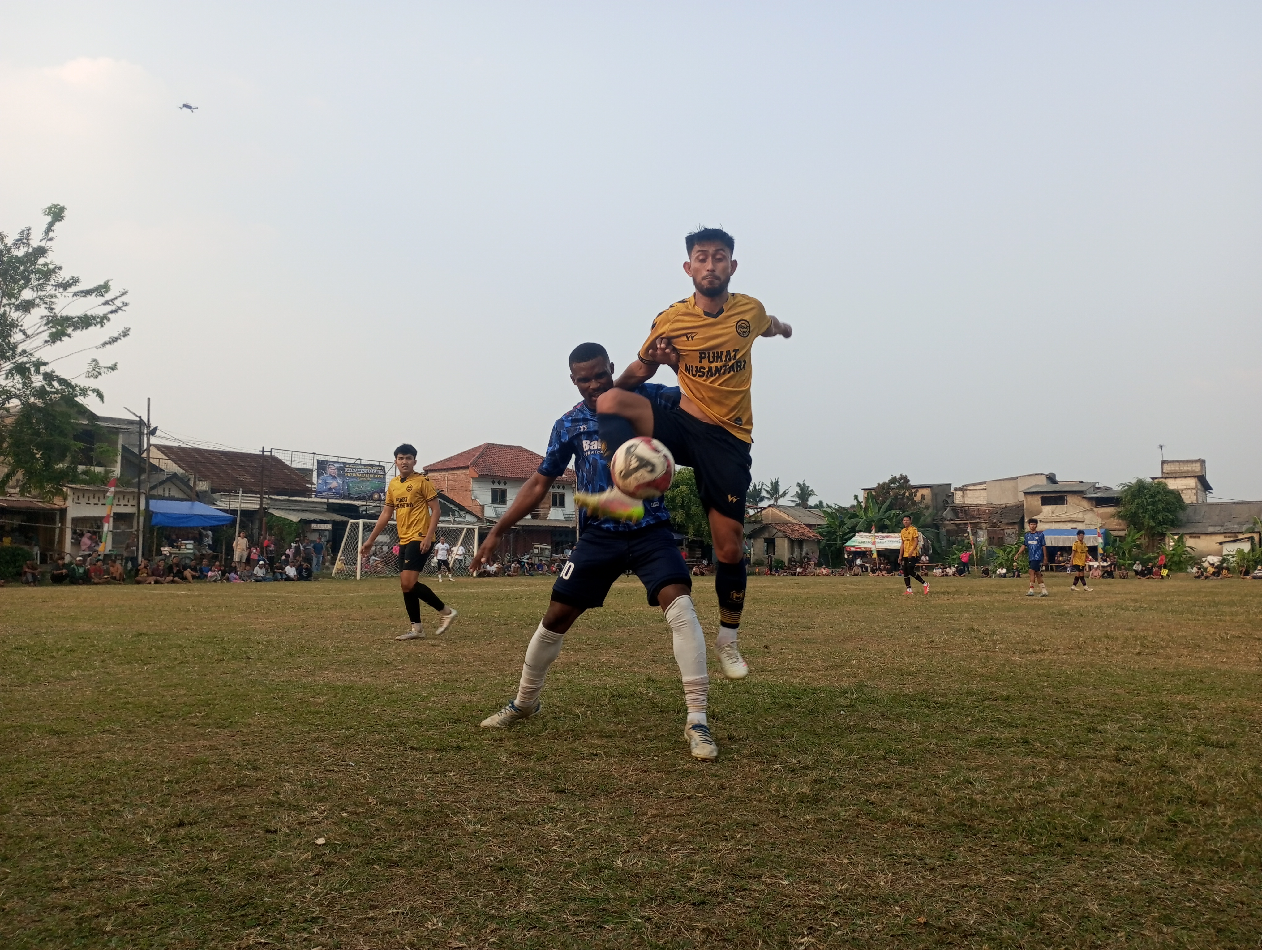 Gelandang Pukat Nusantara FC, Pagih (kuning) berduel dengan pemain asing Persipu pada pertandingan Sabtu (04/07/2026).(tangselpos.id).