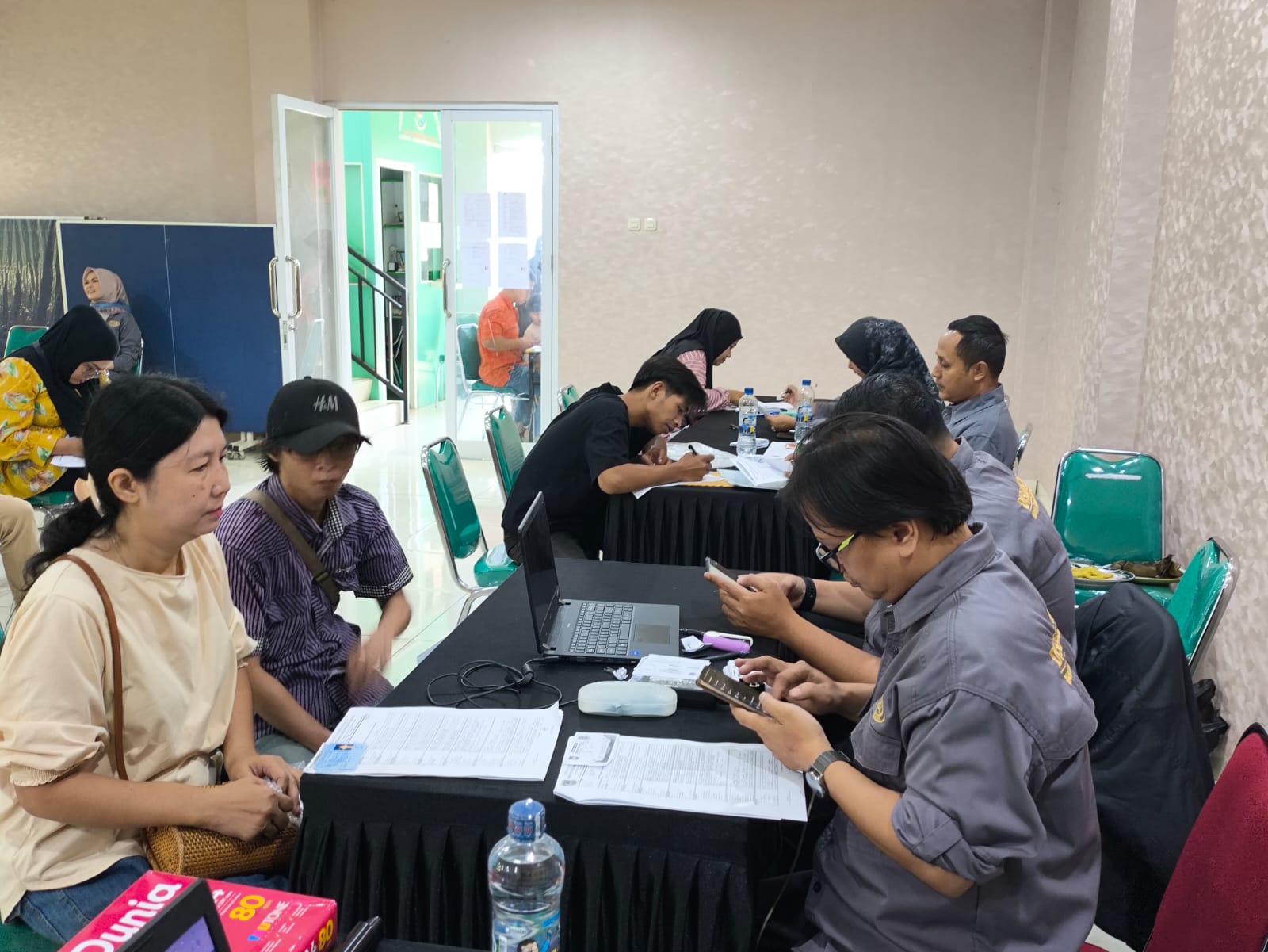 Disdukcapil menyelesaikan 58 dokumen kependudukan dalam pelayanan di Kelurahan Jelupang, Kecamatan Serpong Utara, Rabu (1/7). (tangselpos.id/irm)