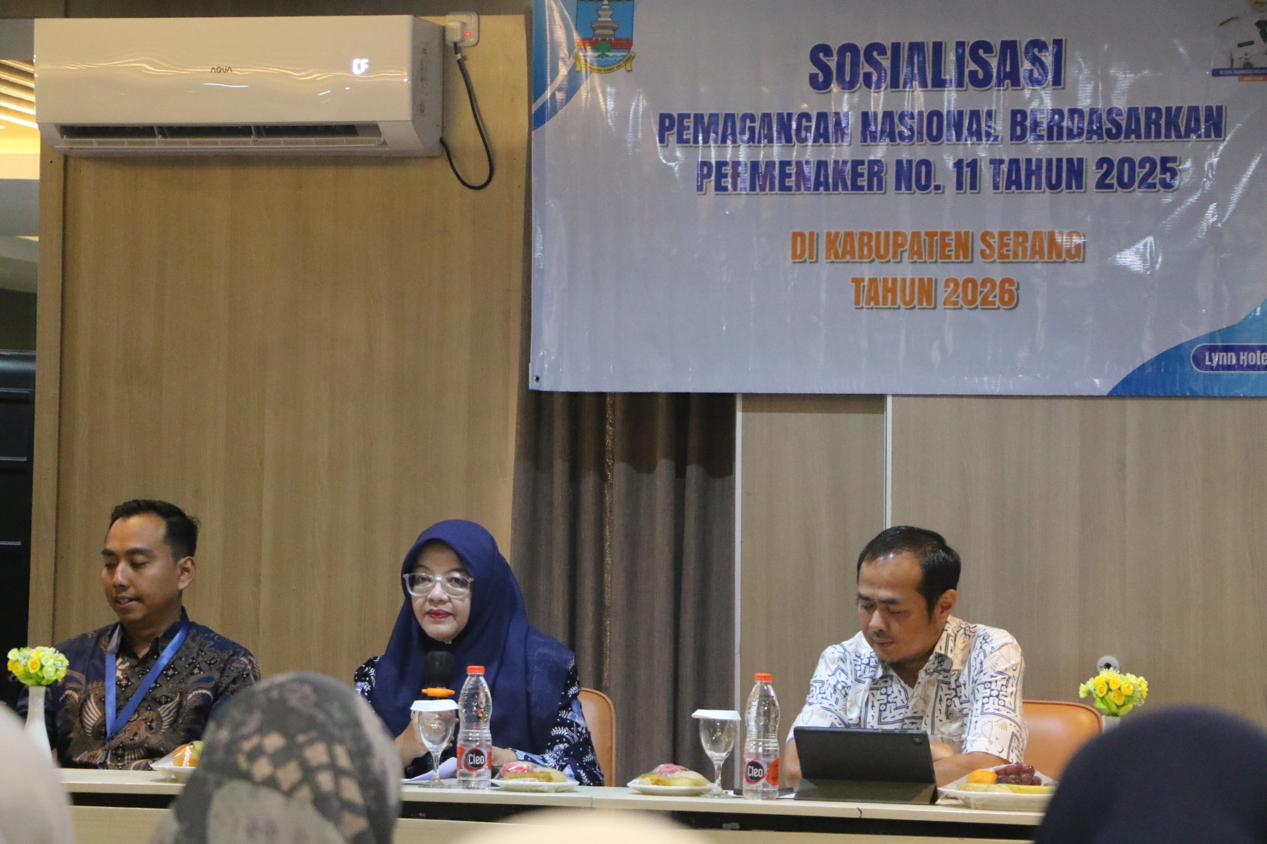 SOSIALISASI. Dinas Tenaga Kerja dan Transmigrasi (Disnakertrans) Kabupaten Serang saat menggelar Sosialisasi Program Pemagangan Nasional kepada perusahaan dan Badan Layanan Umum Daerah, di salah satu hotel di Kota Serang, Kamis (9/7). HUMAS PEMKAB SERANG