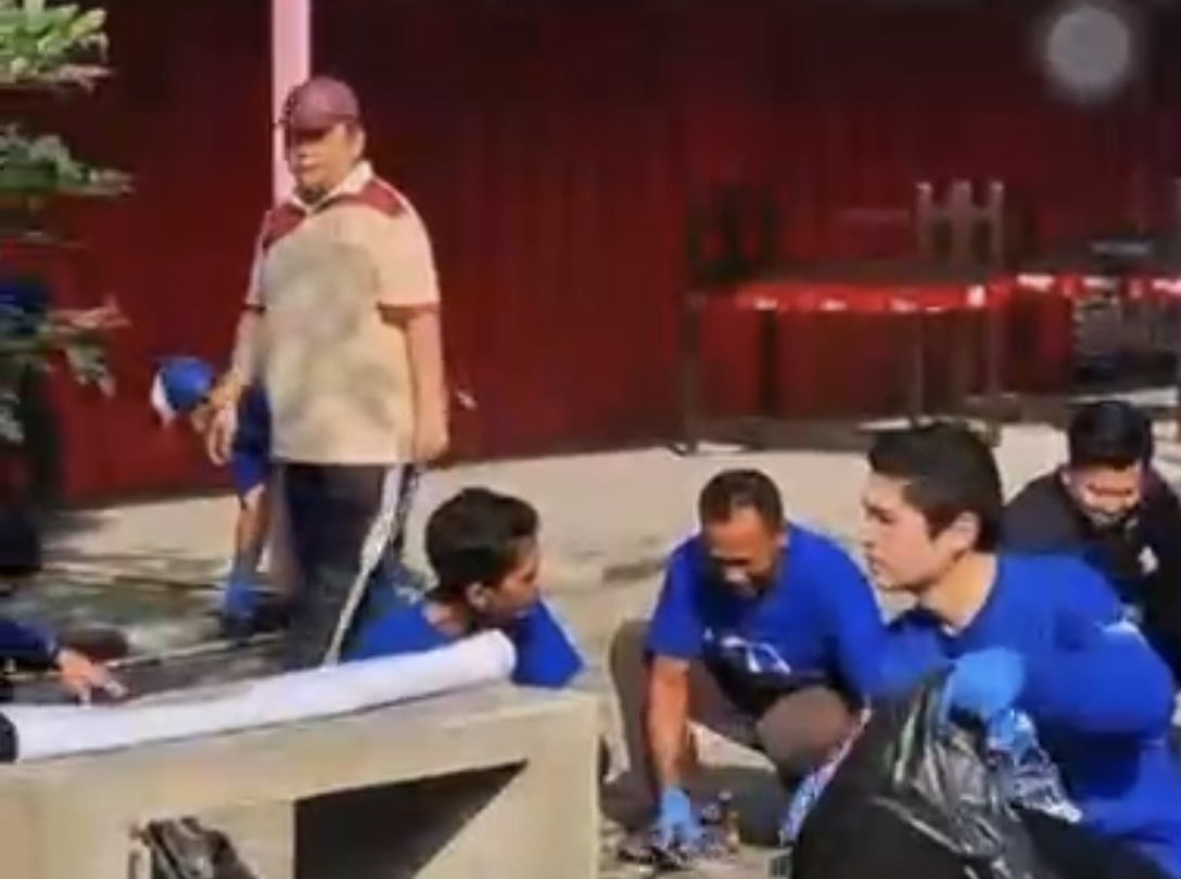 BERSIH-BERSIH. Kepala Disparbud Pandeglang Budi S. Januardi, mengenakan topi dan kaos kerah warna coklat tampak sedang ikut bersih-bersih bersama Anggota DPR RI Rizki Natakusumah, di lingkungan Geju, beberapa waktu lalu. (TANGKAP LAYAR IG DISPARBUD PANDEGLANG)