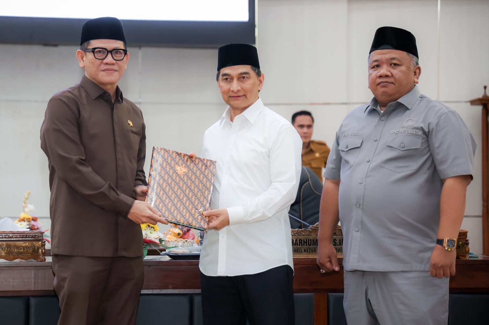 RAPAT PARIPURNA. Wakil Gubernur Banten Achmad Dimyati Natakusumah mengikuti rapat paripurna DPRD terkait nota pengantar DPRD sebagai pengusul Raperda tentang Penyelenggaraan Pendidikan, Selasa (30/6).