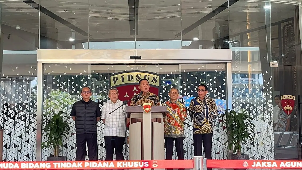 Jampidsus Kejaksaan Agung, Febrie Adriansyah (tengah) saat konferensi di Kejagung. Foto : Ist
