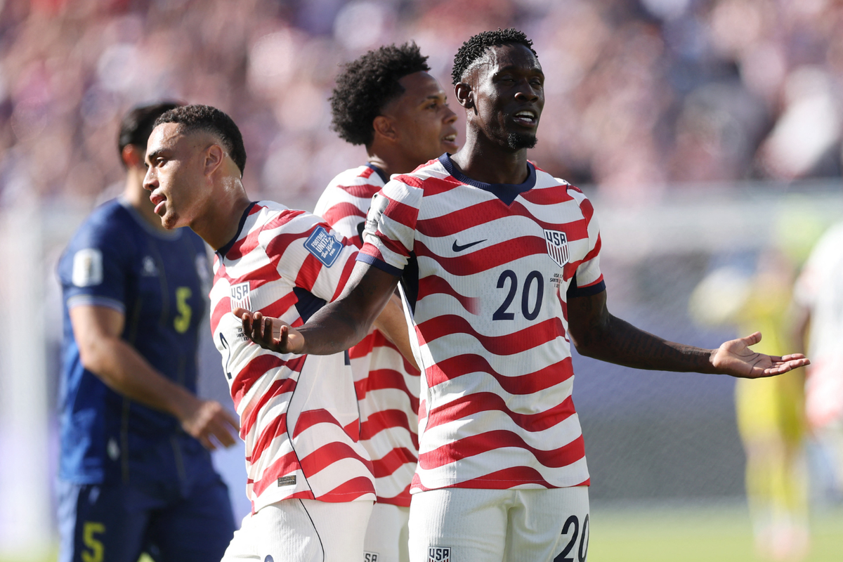 Kartu merah pemain AS Balogun (no 20) dicabut FIFA. Foto : Ist