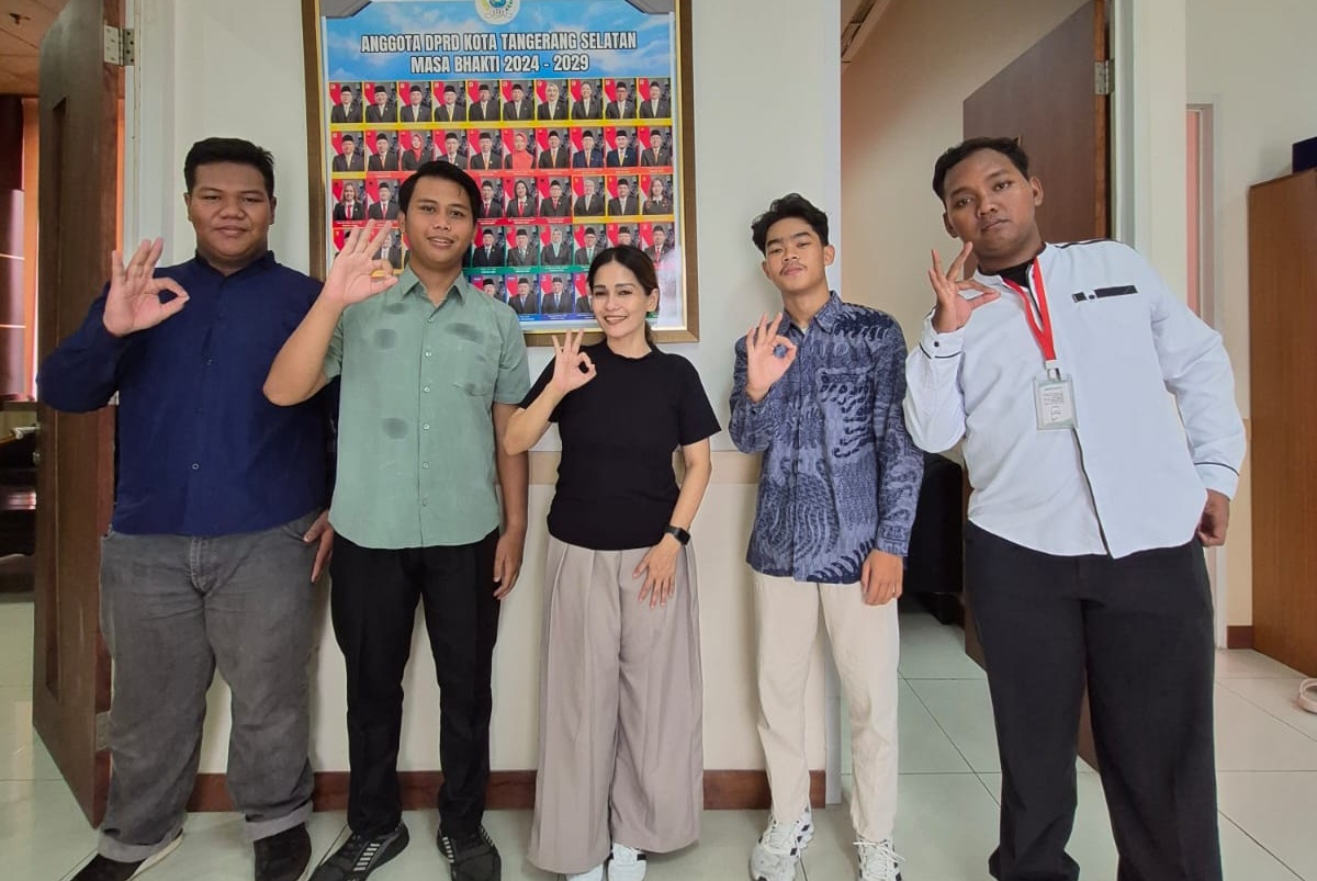 TERIMA KUNJUNGAN - Ketua Komisi I DPRD Kota Tangsel Ledy MP Butar Butar terima kunjungan dari berbagai elemen anak muda.