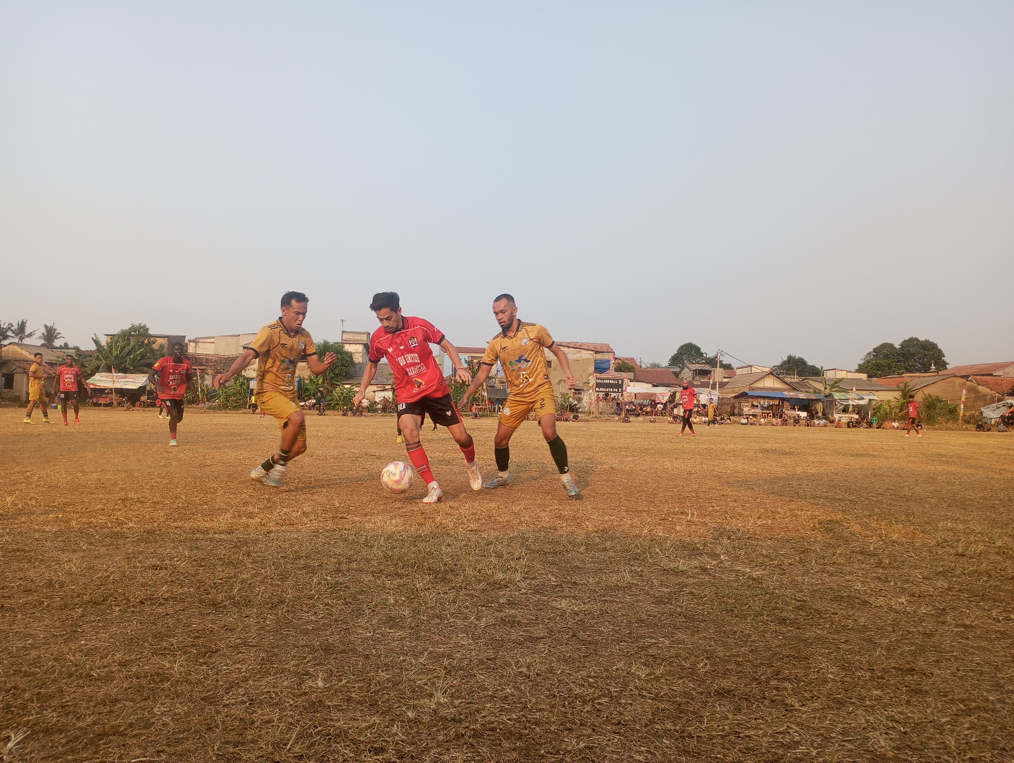 Penyerang Blora United, Sandi Bule dikawal dua pemain Calling Ball FC, Rizal Hamdani (kiri) dan Hasnul (kanan) pada pertandingan 8 besar, Senin (27/07/2026).(tangselpos.id).