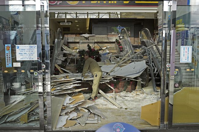 Salah satu bangunan mall yang terdampak gempa M 7.1. Foto : Ist