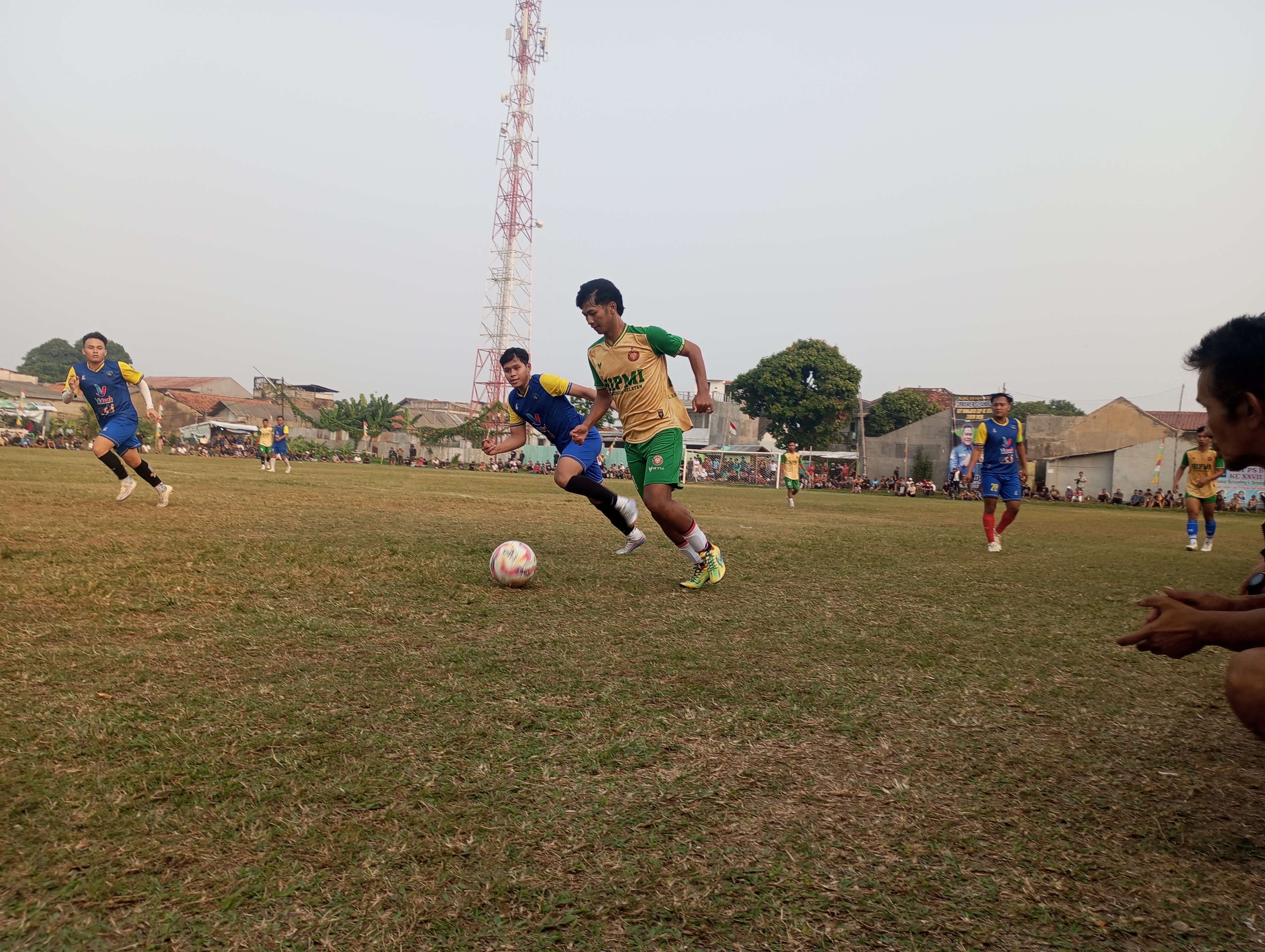 Gelandang Bos Muda FC, Sahrul menggiring bola dikawal pemain Neo FC pada Kamis (02/07/2026).(tangselpos.id).
