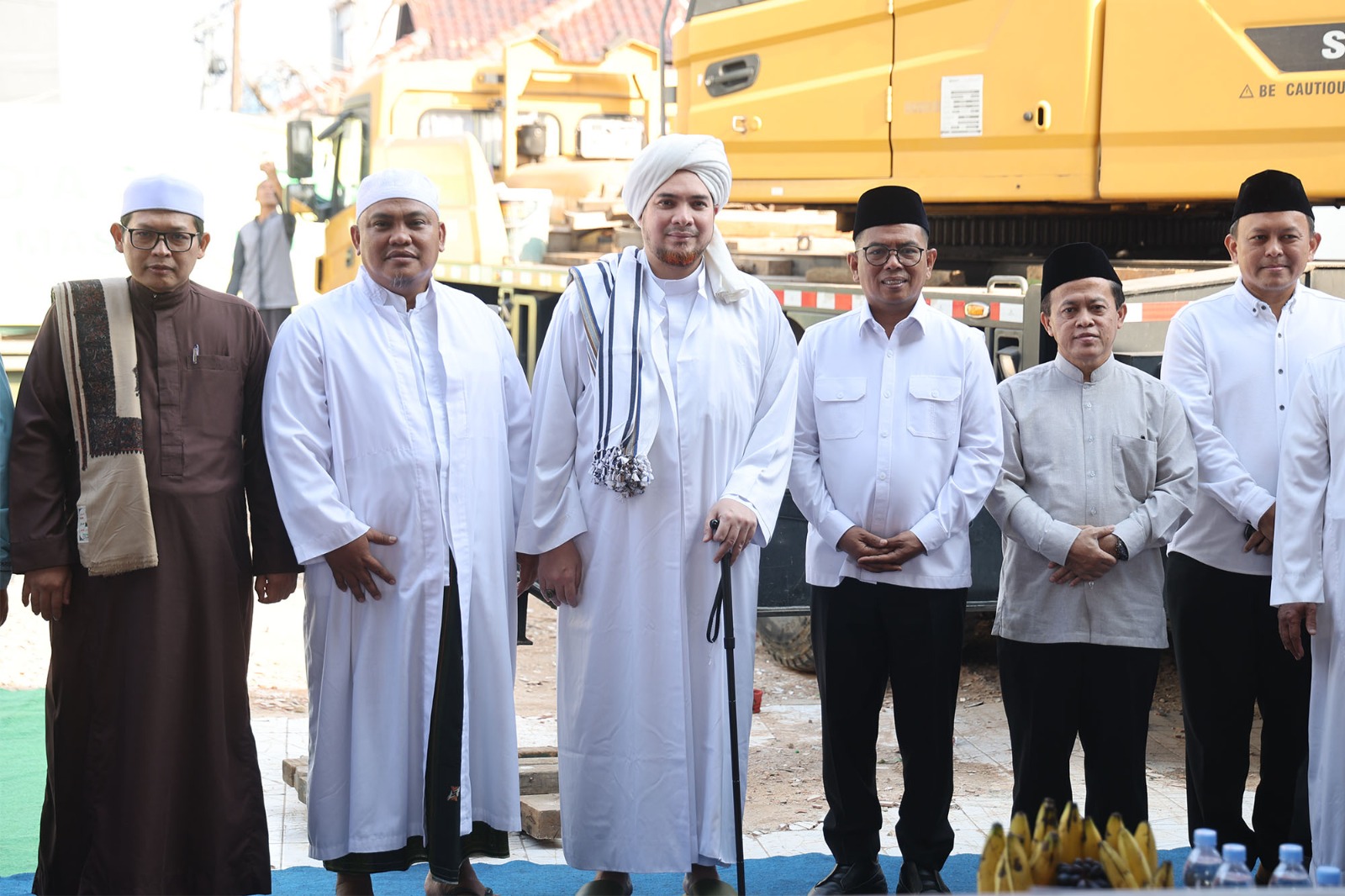 Gubernur Andra Soni dan Habib Jindan bin Novel bin Salim bin Jindan (no 2 dari kiri)  pada acara pemasangan tiang pancang pembangunan Masjid Al Mubarokah. Foto ; Humas Pemprov