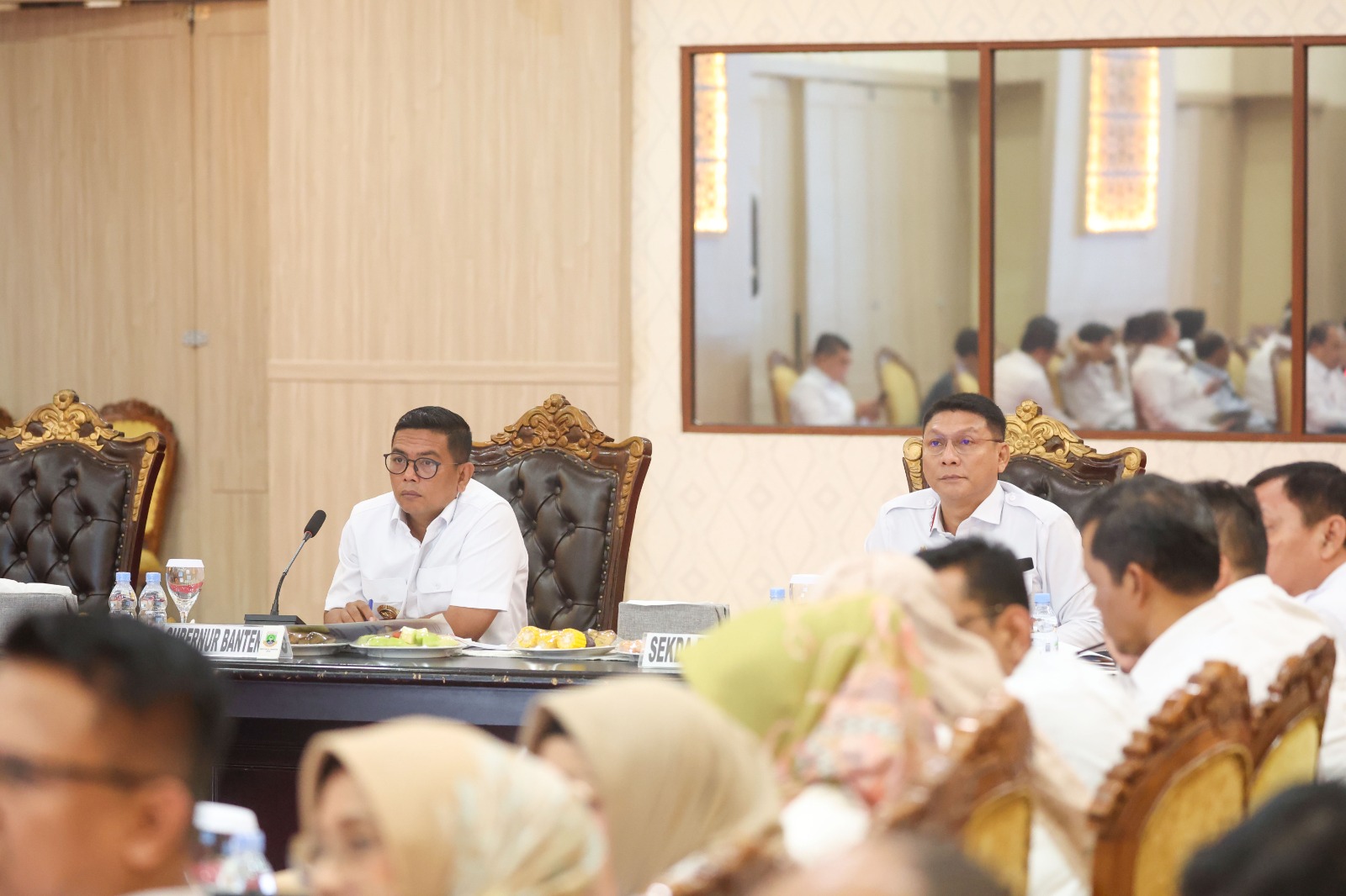 RAPAT KOORDINASI. Gubernur Banten Andra Soni saat memberikan arahan pada Rapat Koordinasi Pimpinan Perangkat Daerah dan BUMD di Lingkungan Pemprov Banten di Pendopo Gubernur Banten, KP3B, Kota Serang, Rabu (22/7). BIRO ADPIM PEMPROV BANTEN