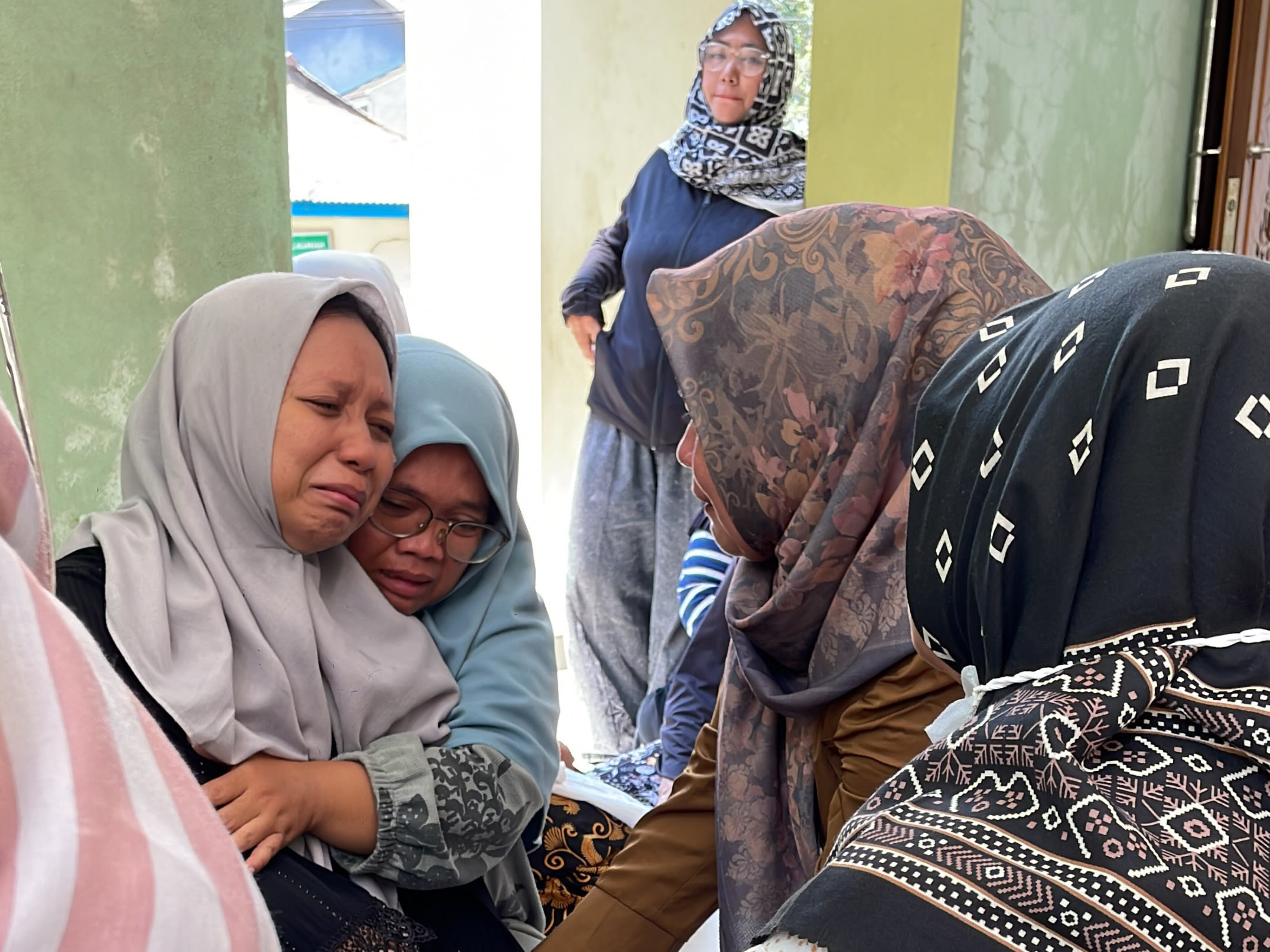 Wali kelas dan dewan guru SMPN 7 Tangsel melayat ke kediaman NAS (13), siswa korban tenggelam di Sungai Cisadane, untuk menyampaikan belasungkawa kepada keluarga, Senin (27/7/2026). (Dok. SMPN 7 Tangsel)