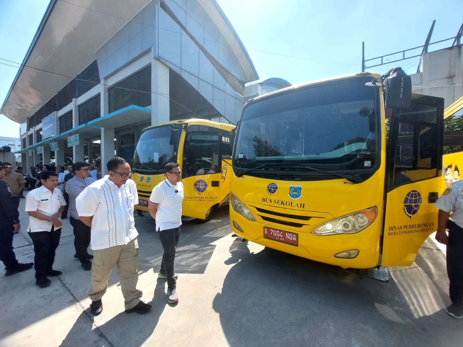 BUS SEKOLAH. Wakil Wali Kota Tangsel, Pilar Saga Ichsan saat meninjau kesiapan operasional bus sekolah di Terminal tipe C BSD.