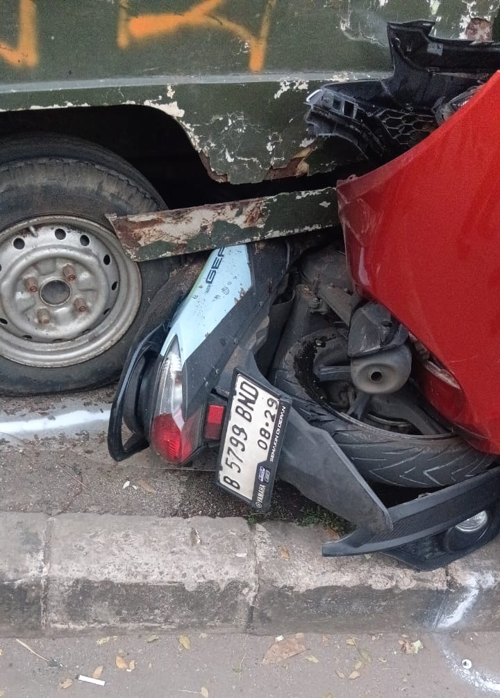 Salah satu motor korban tabrakan di di Bunderan Ciater. Foto : Ist