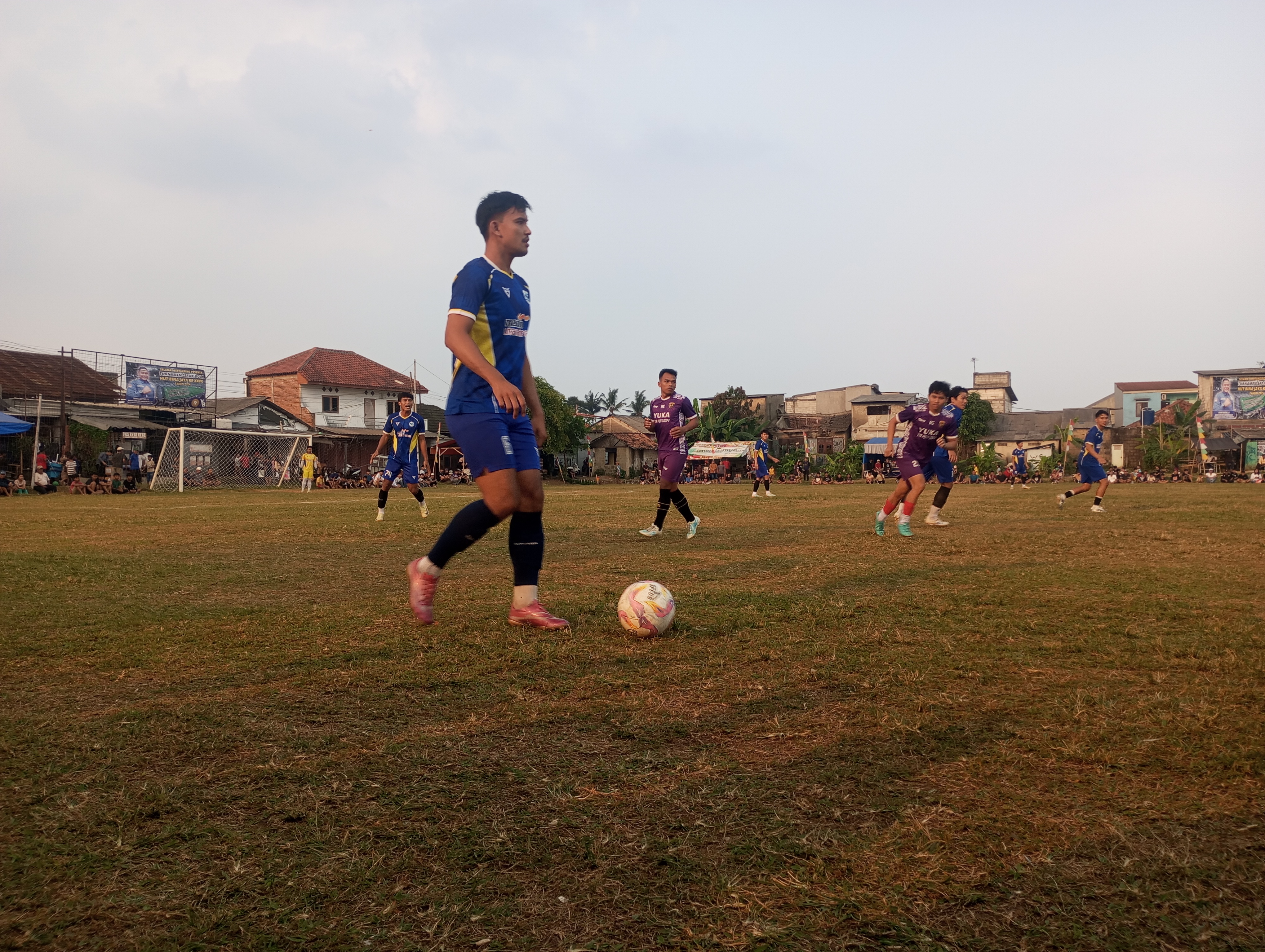 Bek Wandi dan rekan-rekannya yang biasa membela klub tarkam Hoky FC direkrut Maulana Motor FC pada laga Jumat (03/07/2026).(tangselpos.id).