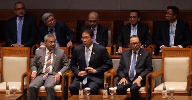 Menkeu Purbaya (tengah) saat rapat bersama DPR. Foto ::Ist