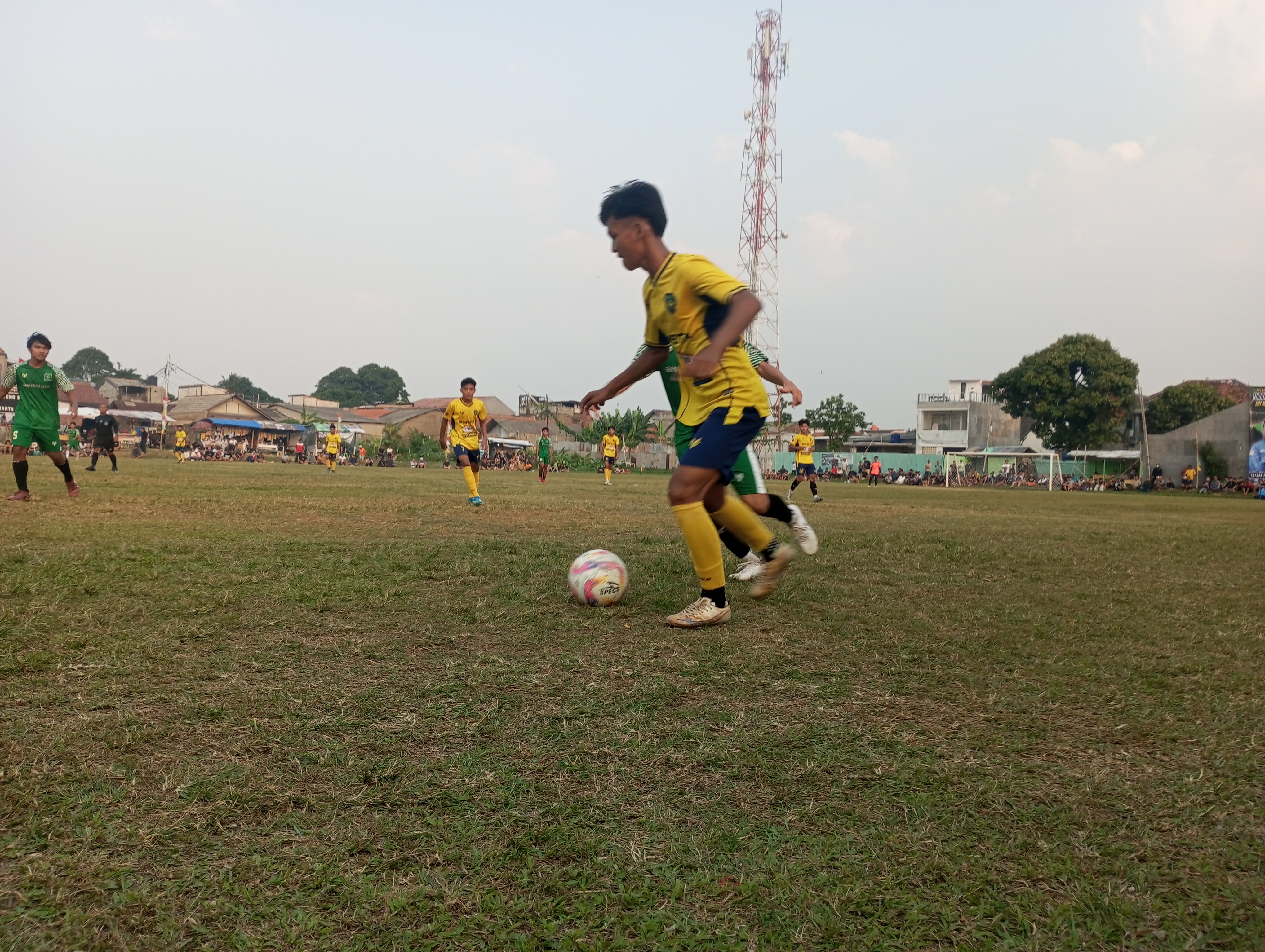 Pemain Jakarta United menggiring bola ke daerah pertahanan Banteng Betawi FC pada laga Rabu (01/07/2026).(tangselpos.id).