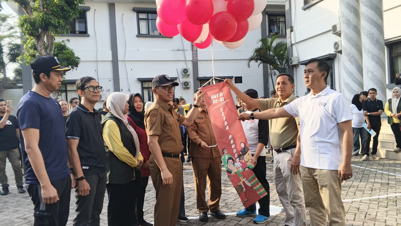 TERBANGKAN BALON. Sekda Pandeglang Asep Rahmat, didampingi jajarannya, secara simbolis menerbangkan balon yang menandakan kegiatan perlombaan dalam menyambut HUT ke-81 Kemerdekaan RI telah dibuka, di Halaman Kantor Setda Pandeglang, kemarin. (DOK. PROKOPIM SETDA PANDEGLANG)
