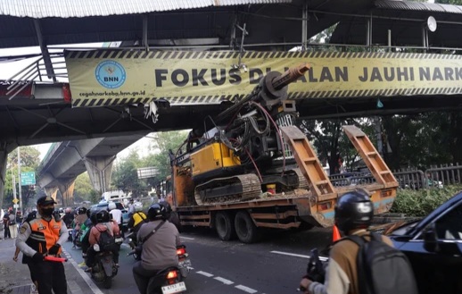 JPO yang ditabrak truk pengangkut alat berat di Jalan Kapten Tendean. Foto : Ist