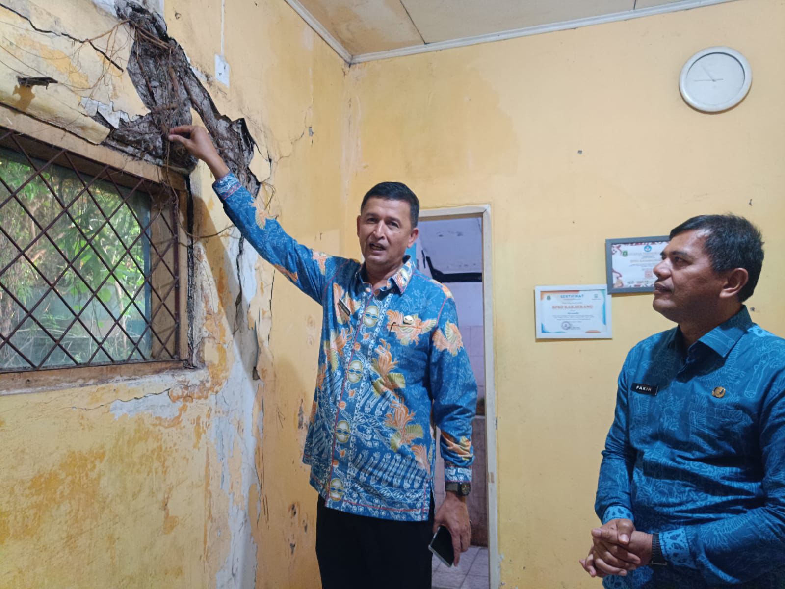 RELOKASI KANTOR. Sekretaris Daerah Kabupaten Serang, Zaldi Dhuhana saat meninjau kantor Badan Penanggulangan Bencana Daerah di Taman Sari, Kota serang, Kamis (2/7). Dikarenakan bangunannya dalam kondisi rusak berat, kantor BPBD akan direlokasi ke Puspemkab Serang di Ciruas. HUMAS PEMKAB SERANG