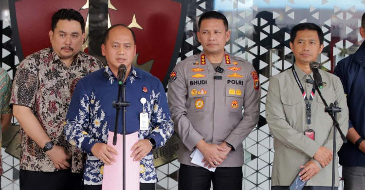 Kapuspenkum Kejaksaan Agung Anang Supriatna (kedua kiri) bersama jajaran Kejaksaan Agung saat konferensi pers. Foto : Ist