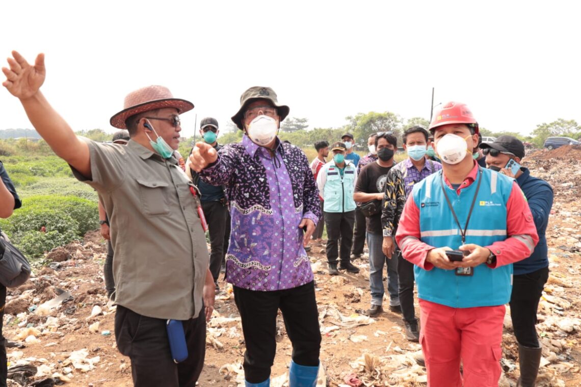 Bupati Tangerang Maesyal (tengah) saat meninjau kebakaran TPA Jatiwaringin. Foto : Ist