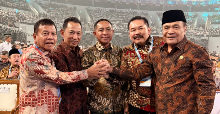 Kapolri Jenderal Listyo Sigit Prabowo, Panglima TNI Jenderal Agus Subiyanto, Jaksa Agung ST Burhanuddin, Menko Polkam Djamari Chaniago, dan Kepala BIN Muhammad Herindra menunjukkan salam komando pada puncak Hari Koperasi Nasional 2026 di Indonesia Arena, Jakarta, Minggu (12/7/2026). Foto: Ist