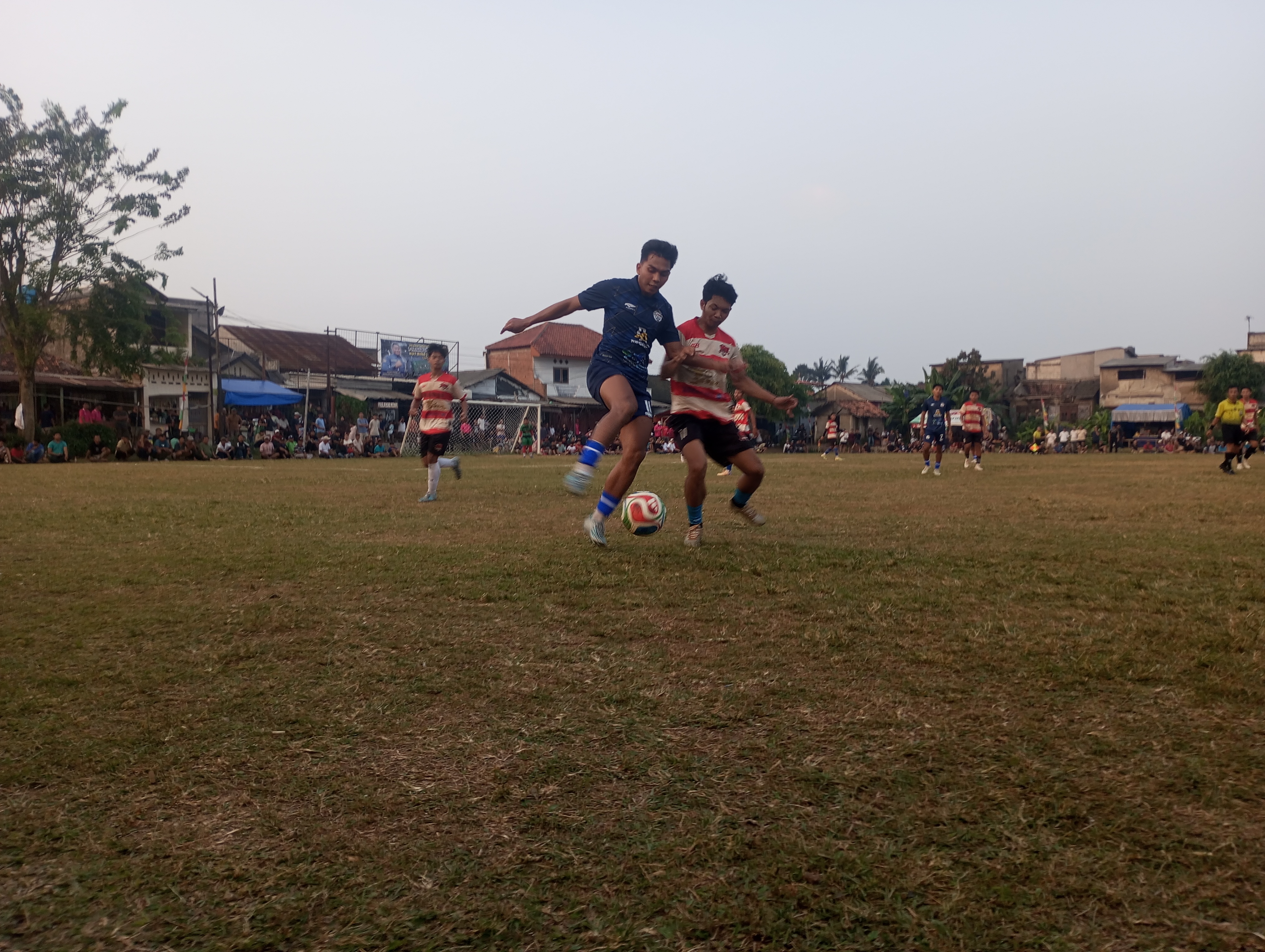 Penyerang Calling Ball FC, Angga Wahid (kiri) dikawal pemain Madura FC pada laga perebutan tiket babak 16 besar, Minggu (05/07/2026).(tangselpos.id).