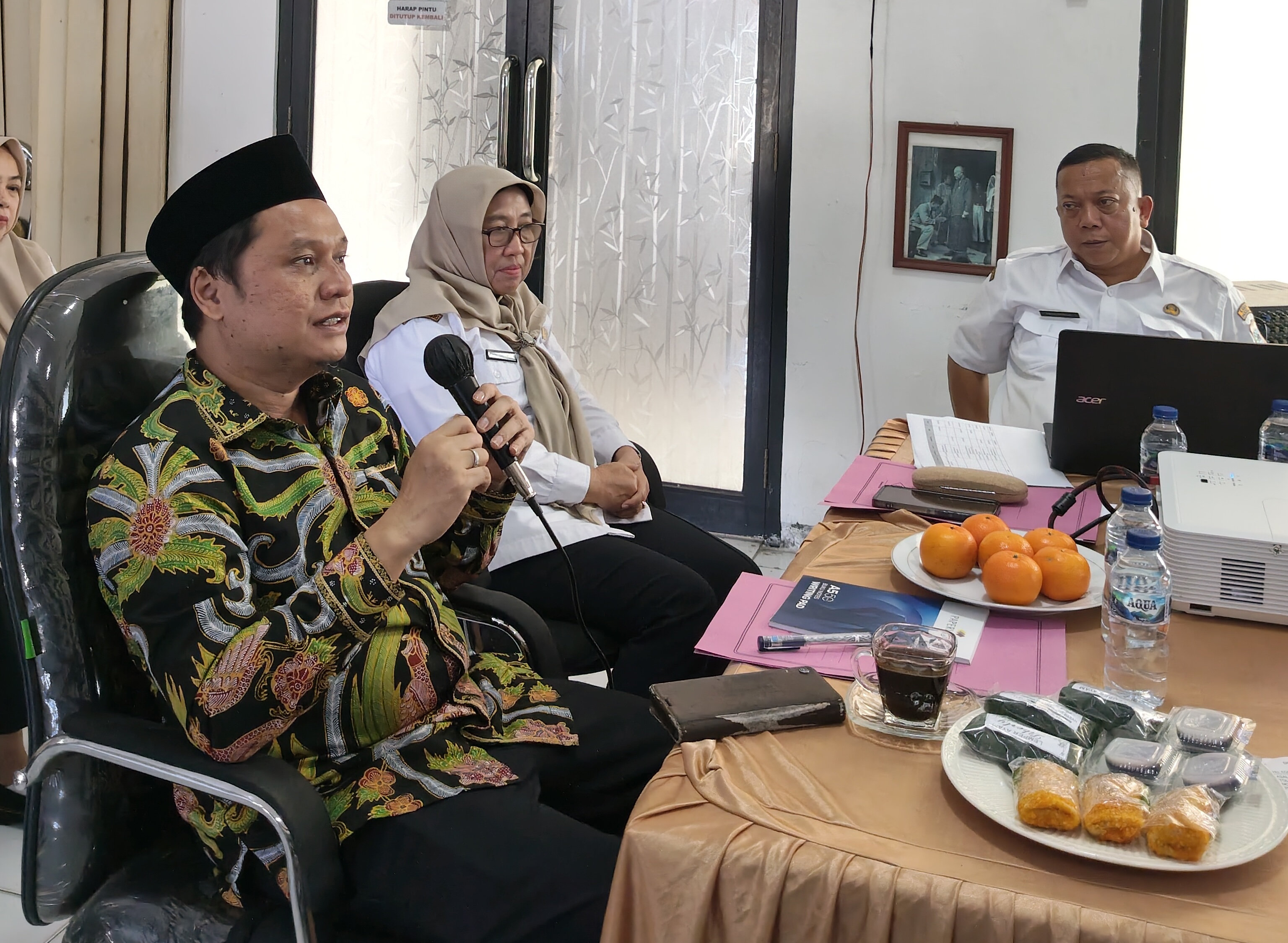 Ketua DPRD Kabupaten Pandeglang, Tb. Agus Khatibul Umam, didampingi Kepala DPAD Pandeglang Neneng Nuraeni dan jajarannya, sedang memberikan sambutan, di Aula Kantor DPAD Pandeglang, Rabu (1/7). (ISTIMEWA)