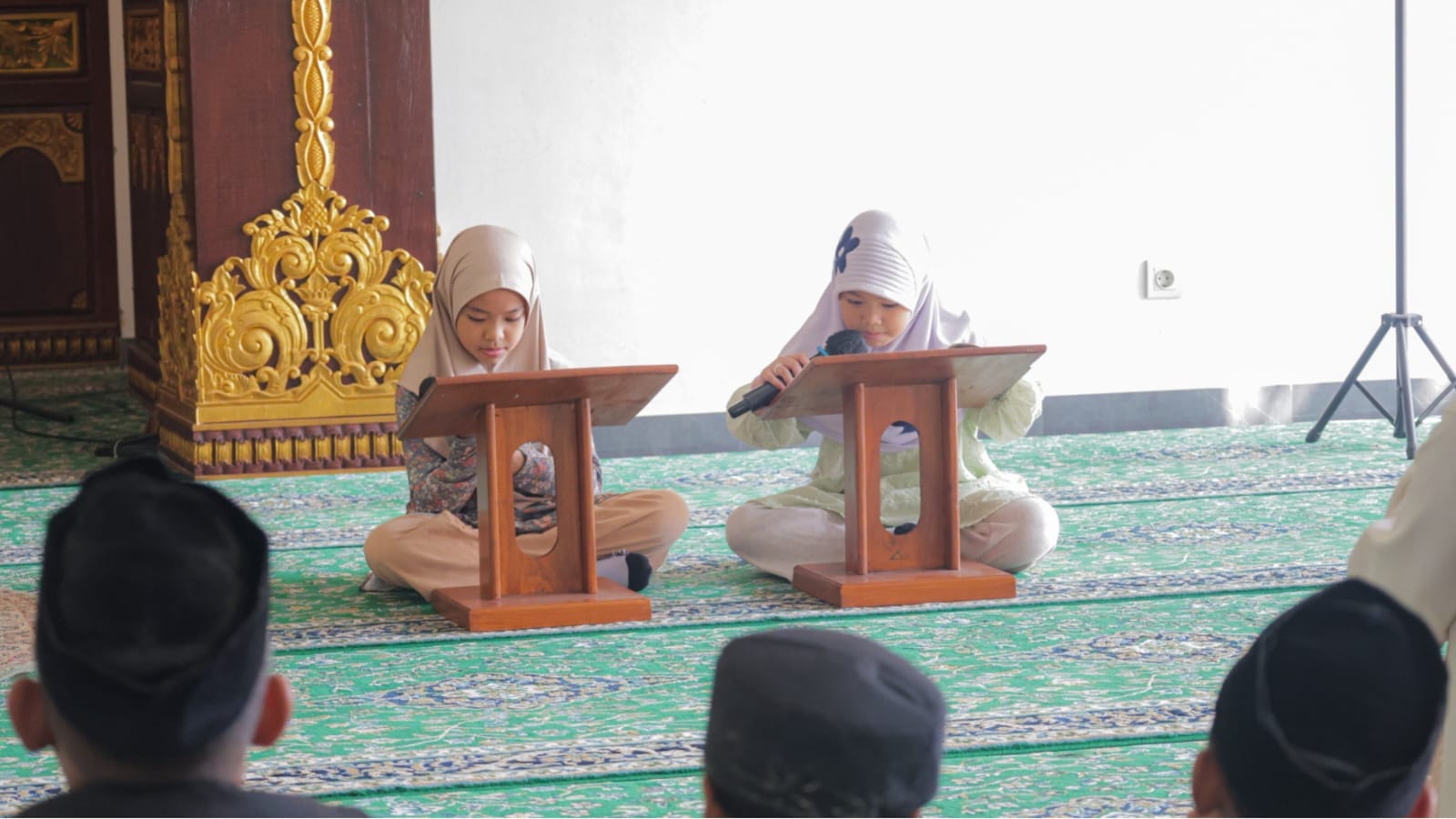 MENGAJI. Potret Hafizah cilik saat mengaji dalam acara majelis Taklim Anak di Giri Loka, Serpong