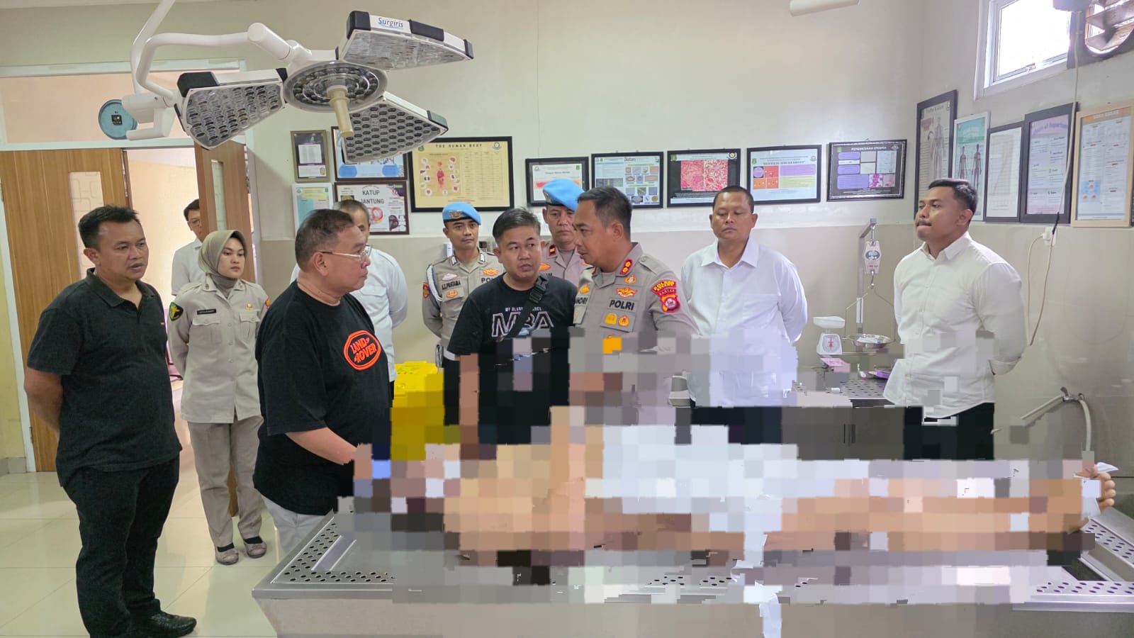 Kapolda Banten, Irjen Pol Hengki saat menjenguk korban kebakaran di TPA Jatiwaringin, Selasa (7/7/2026),(Istimewa)