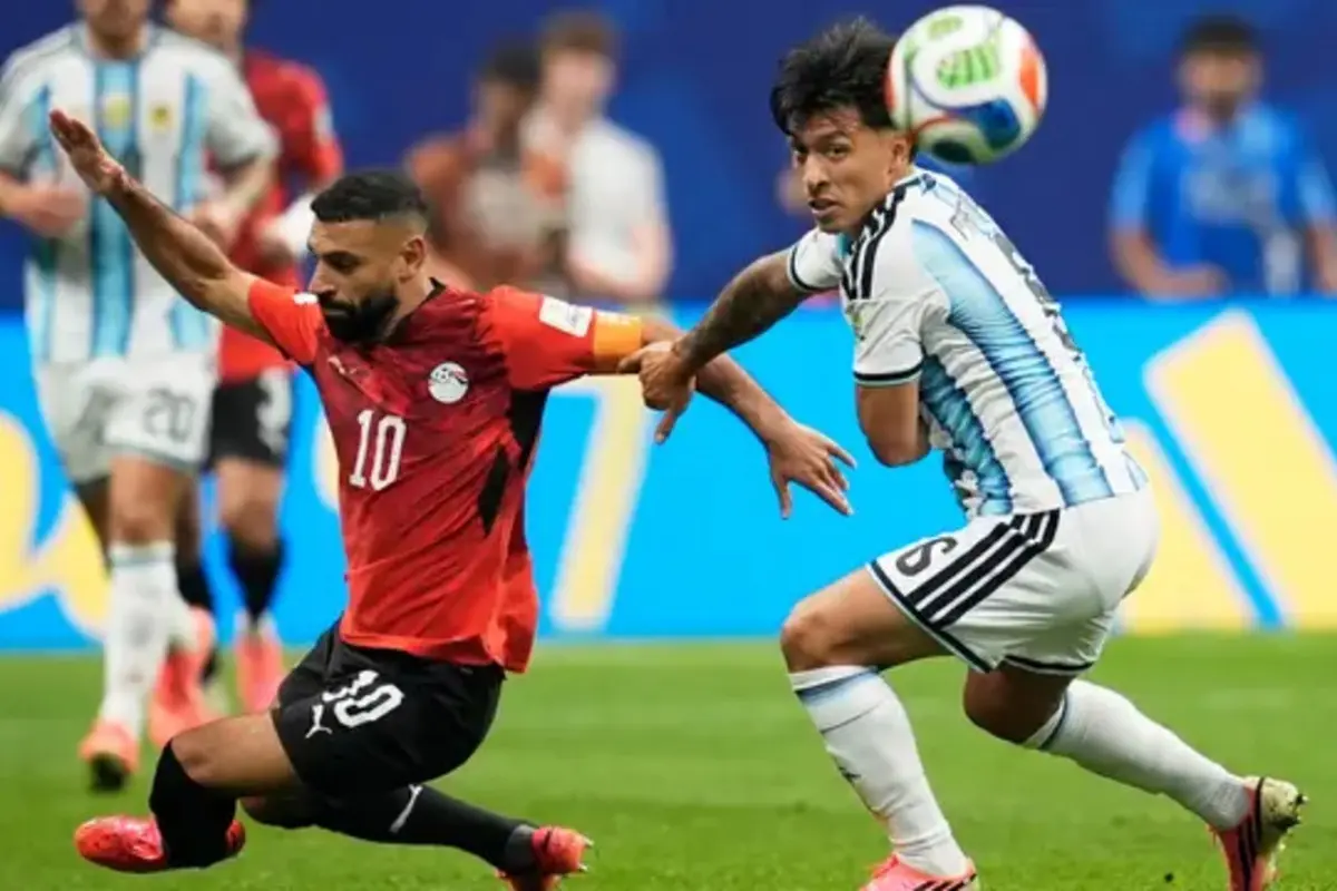 Lisandro Martinez (kiri) terlibat duel sengit dengan Salah (no 10] punggawa Mesir. Foto : Ist