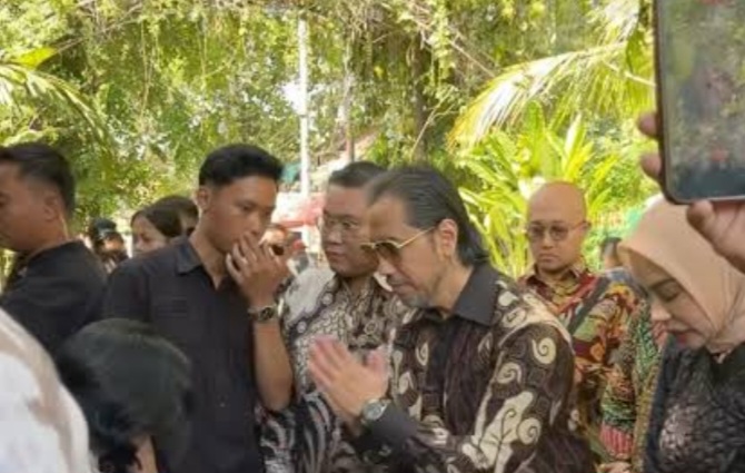Pengacara Sunan Kalijaga saat berkunjung ke kediaman Jokowi di Solo. Foto : Ist
