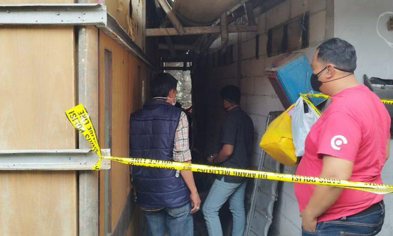 PENEMUAN MAYAT - Polisi evakuasi jenazah yang ditemukan di di Jalan Panda Raya, RT 004/RW 005, Kelurahan Pondok Ranji, Kecamatan Ciputat Timur.