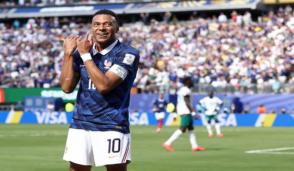 Selebrasi Bomber Prancis Kylian Mbappe usai bobol gawang Swedia. Foto : Ist