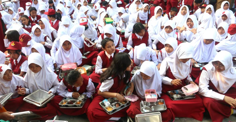 Siswa- siswi saat makan menu MBG. Foto : Ist