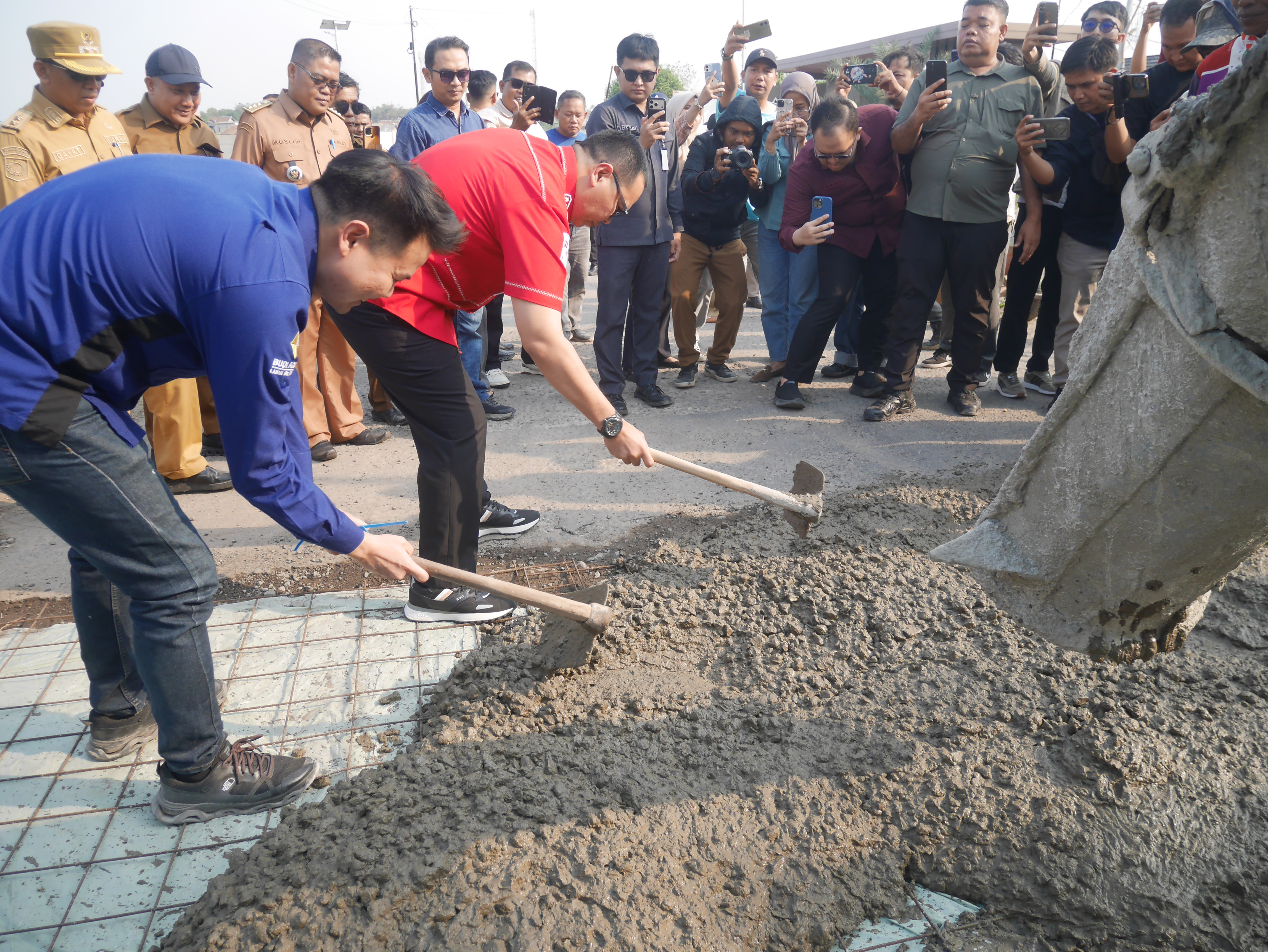 Direktur PT. Agung Perkasa Land, Joshua Albert Erwanto bersama Wali Kota Serang, Budi Rustandi, saat melakukan betonisasi ruas jalan di sekitar Pondok Pengampelan Indah, Walantaka, Senin (27/7/2026).(Ari Supriadi-tangselpos.id)