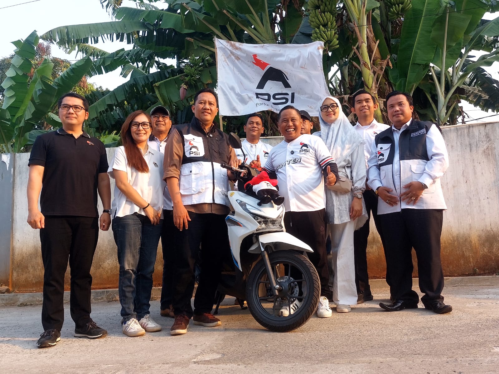Keluarga M Aldan atau yang akrab disapa Babay, pelajar kelas I SMA yang tinggal di Gang Lamtoro, Pamulang Timur, Sabtu (27/7). (Iat)