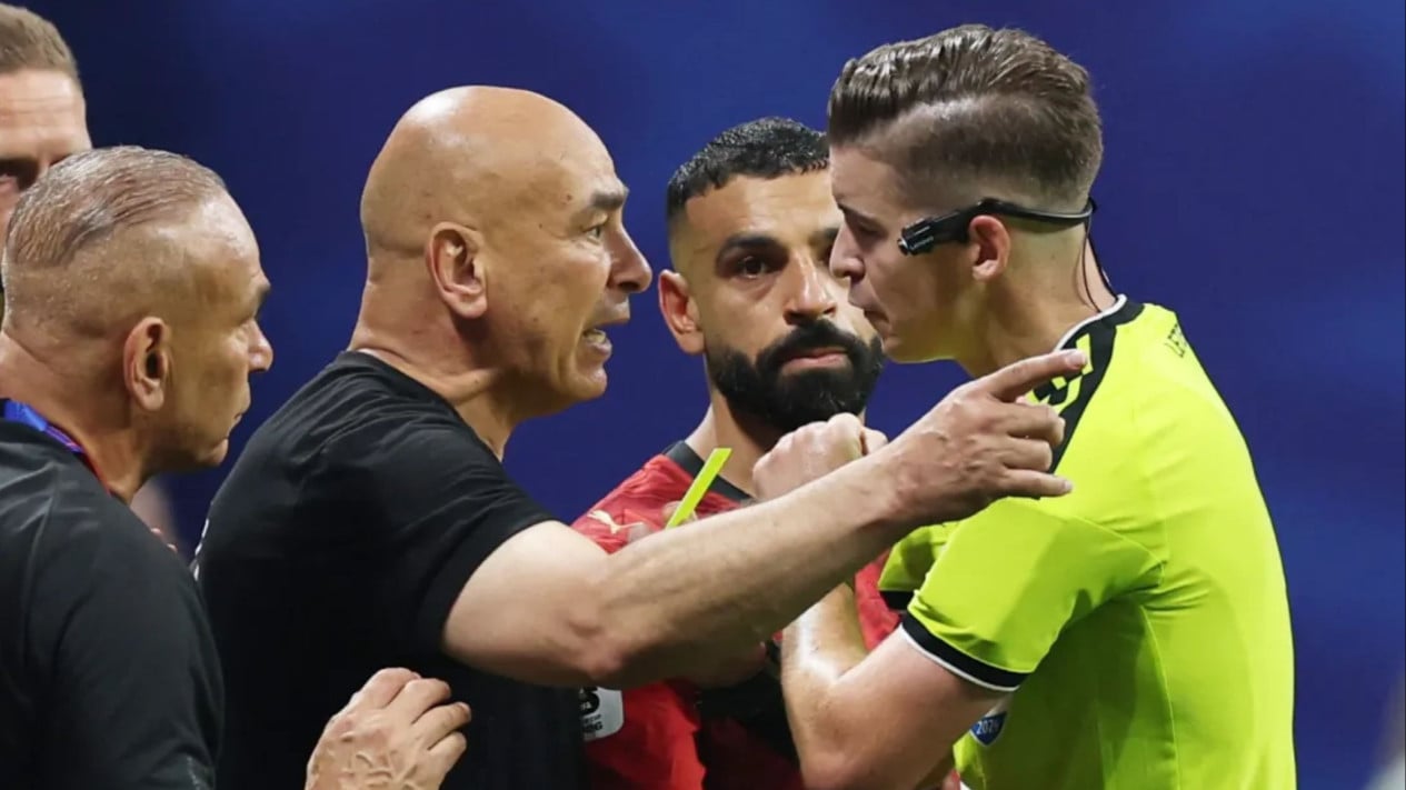 Pelatih Mesir, Hossam Hassan (kedua dari kiri) Lakukan Protes ke Wasit di Laga Argentina Vs Mesir. Foto : Ist
