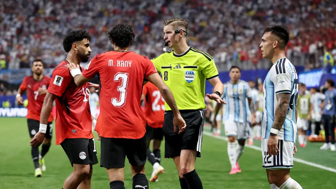 Wasit asal Prancis Francois Letexier yang memimpin laga Argentina vs Mesir. Foto : Ist