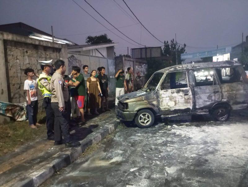 TERBAKAR - Satu unit depan Stasiun Pengisian Bahan Bakar Umum (SPBU) di Jalan WR Supratman, Kelurahan Cempaka Putih, Kecamatan Ciputat Timur, Senin (6/7) pagi.