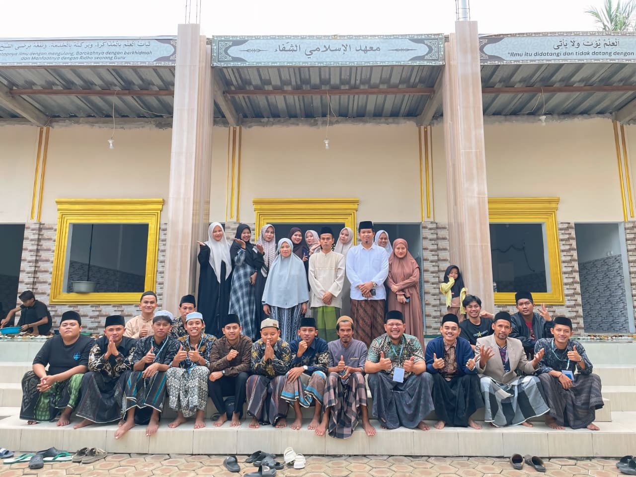 FOTO BERSAMA. Usai melakukan MUBES) ke-II IKASA, di Aula di Ponpes Asy-Syifa Saruni-Majasari Pandeglang, Minggu (12/7). Para alumni telah melakukan foto bersama para panitia. (ISTIMEWA)