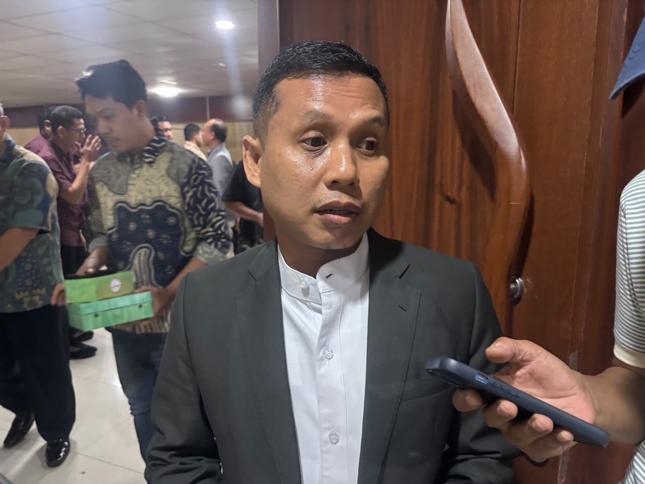 GANTI PIMPINAN - Mustopa saat diwawancarai usai namanya diusulkan menggantikan M Yusuf untuk menjadi Wakil Ketua DPRD Kota Tangsel.
